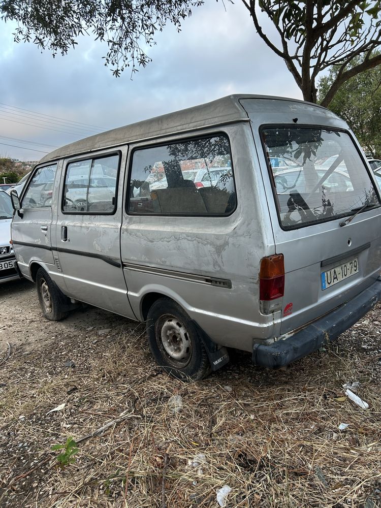 Nissan vanette avariada -restauro ou peças