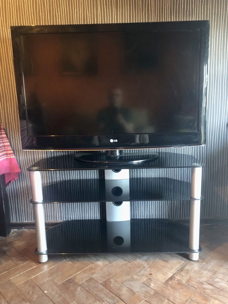 TV Lg 43 Polegadas com mesa de apoio moderna