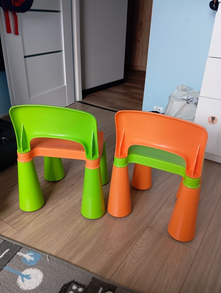 Komplet dziecięcy Stolik plus dwa krzesełka