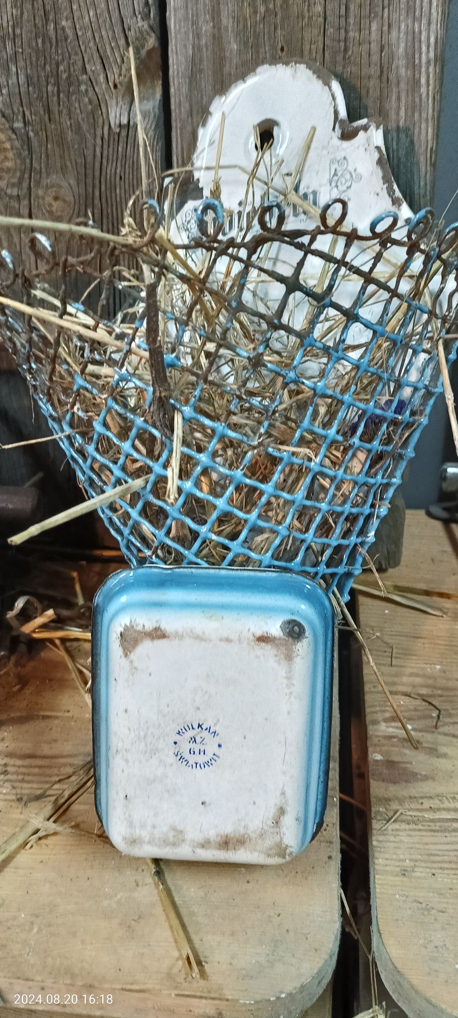 Zabytkowa mydelniczka emaliowana.