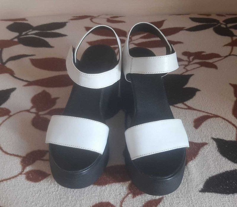 Продам шкіряні босоніжки