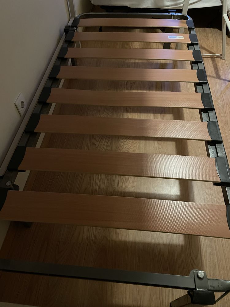 Estrado duplo recolhe debaixo da cama
