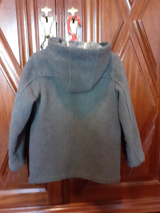 Casaco comprido com capuz,  em fazenda, para criança 7-8 anos.
