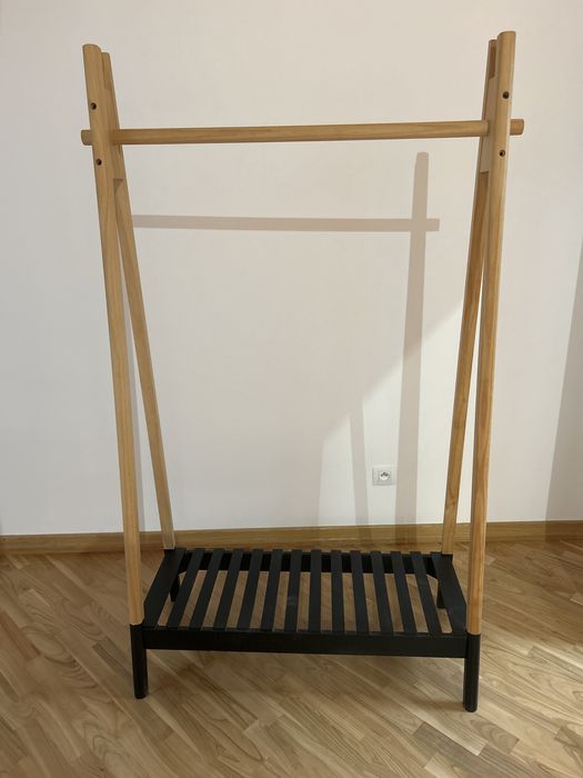 Drewniany wieszak stojak na ubrania