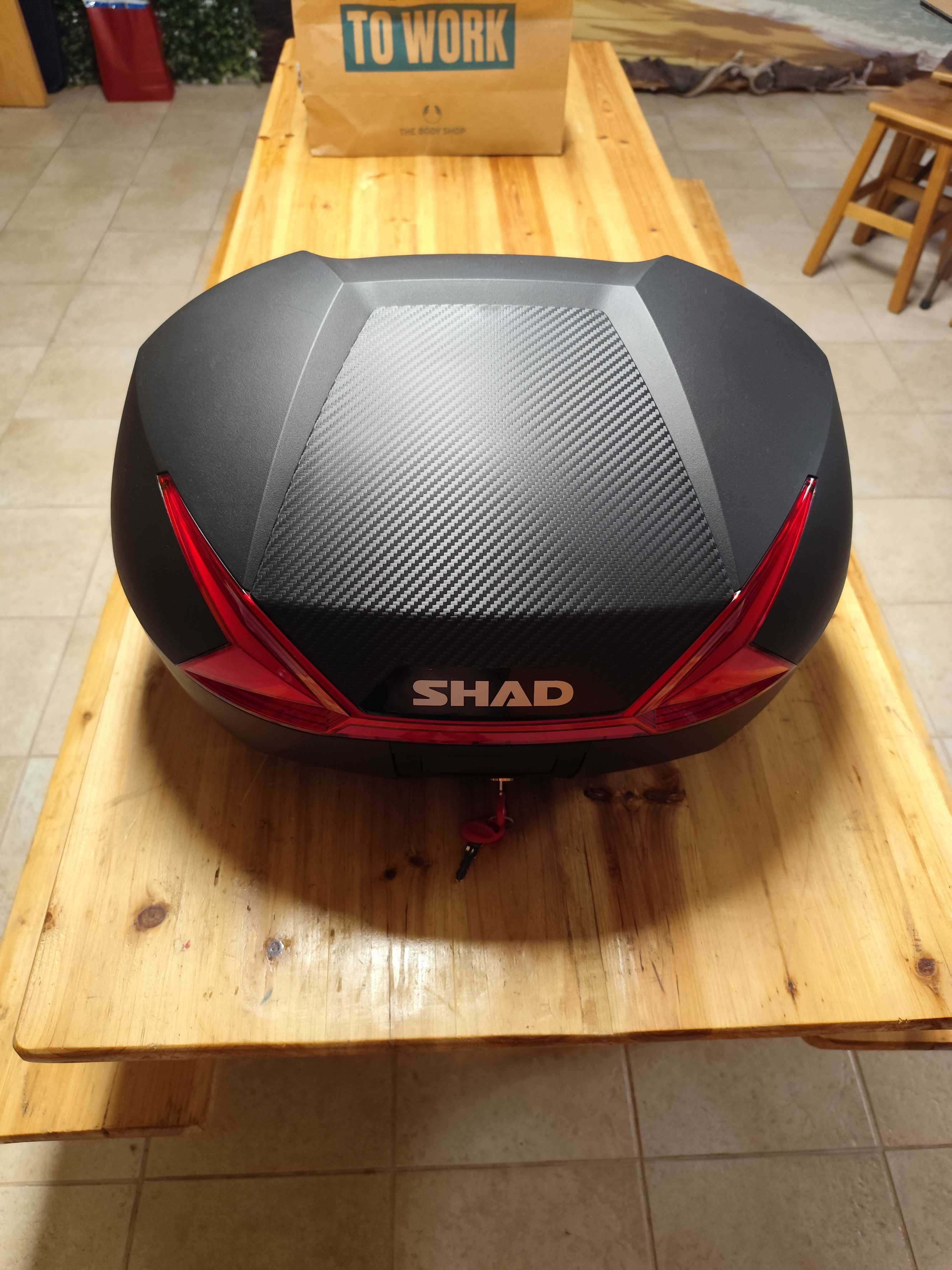 Baú SHAD SH47 com refletor vermelho
