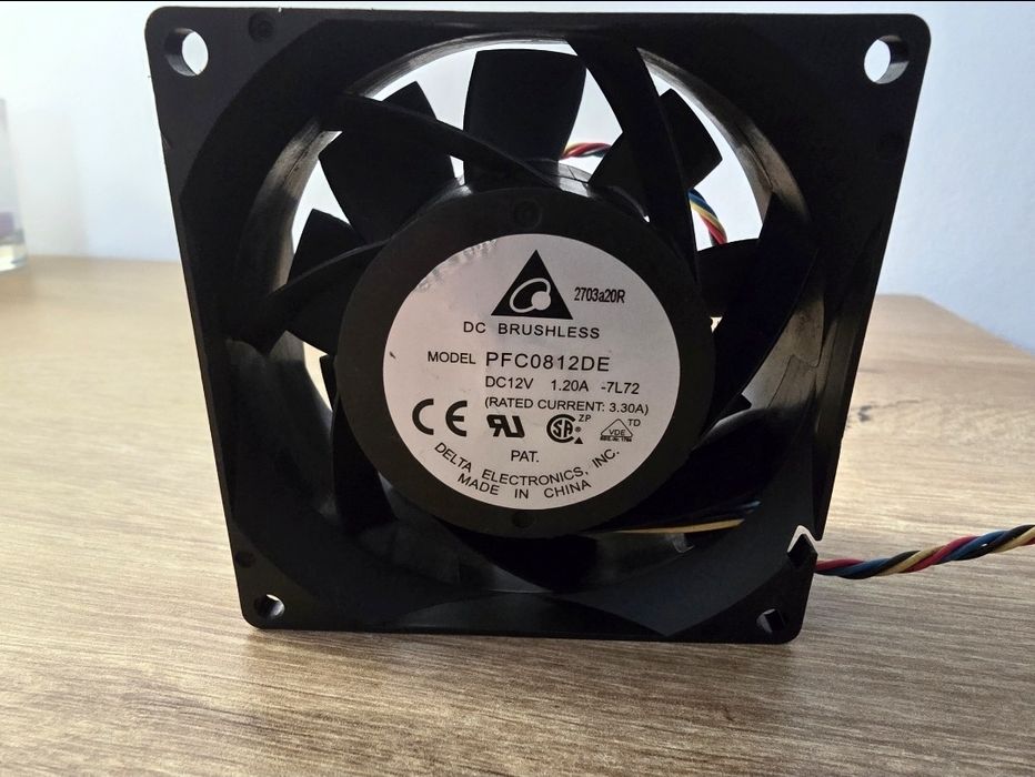Мощный серверный вентилятор Delta PFC0812DE (12V, до ЗА).