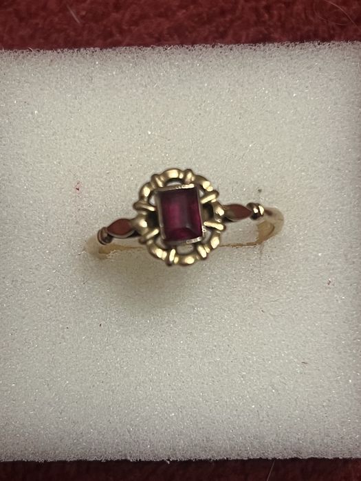 Золота каблучка с рубином