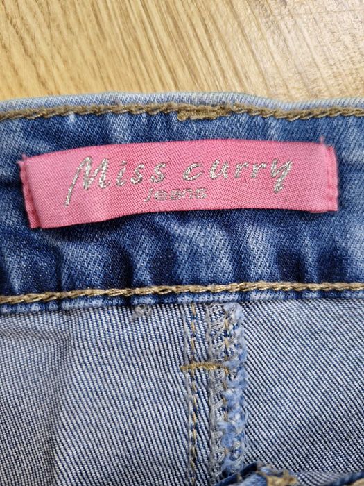 krótkie spodenki dżinsowe z przetarciami i zdobieniami