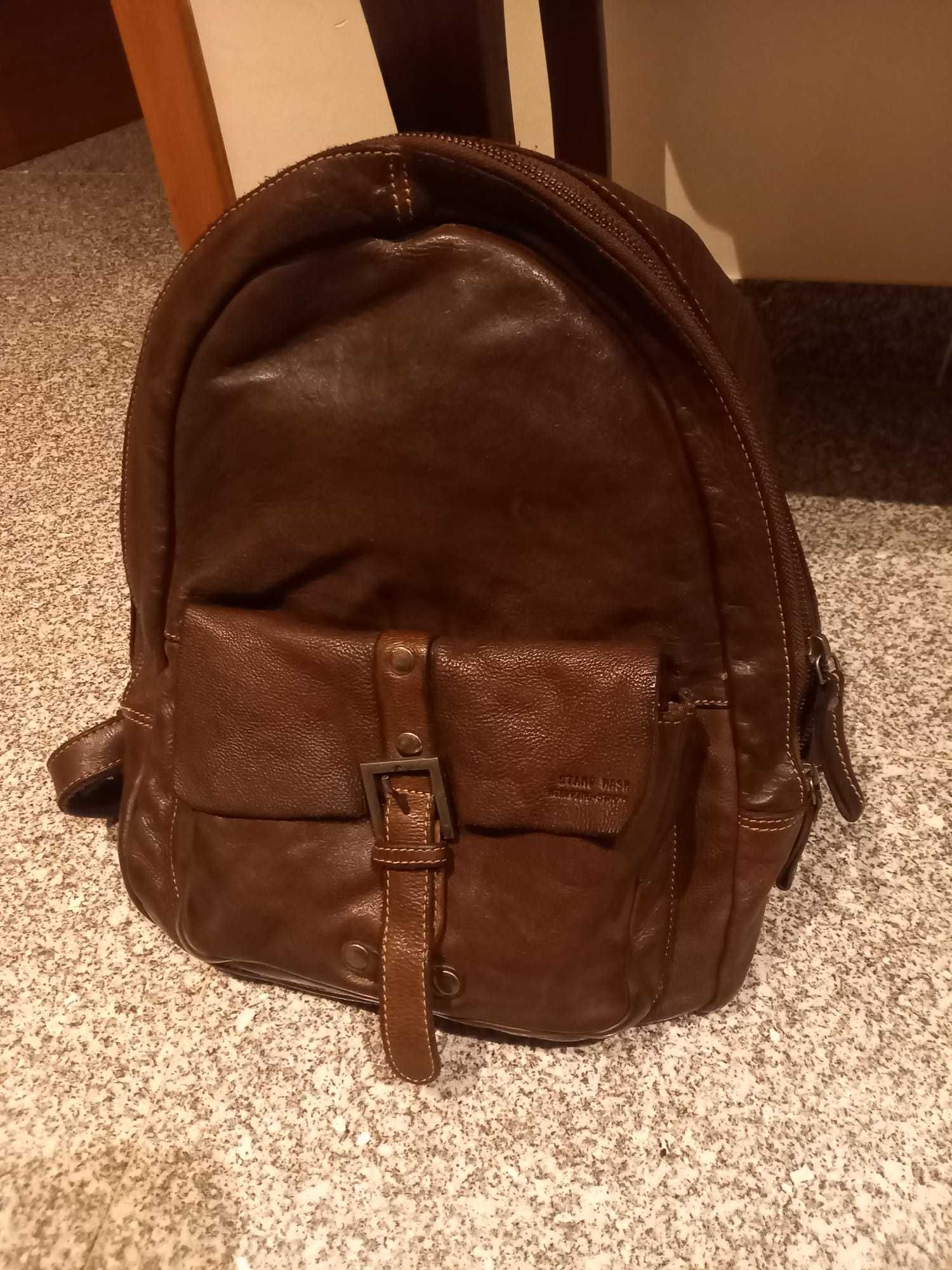 Mochila em pele genuína