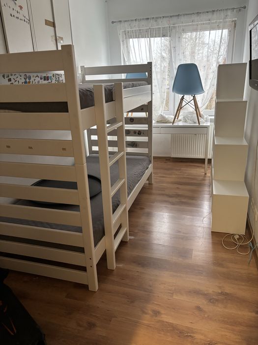 Łóżko piętrowe, regał