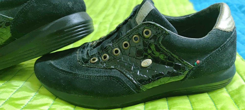 Sapatilhas em pele tam. 36 em bom estado