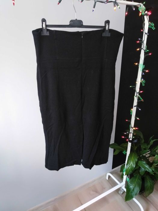 Czarna, ołówkowa spódnica na szelkach