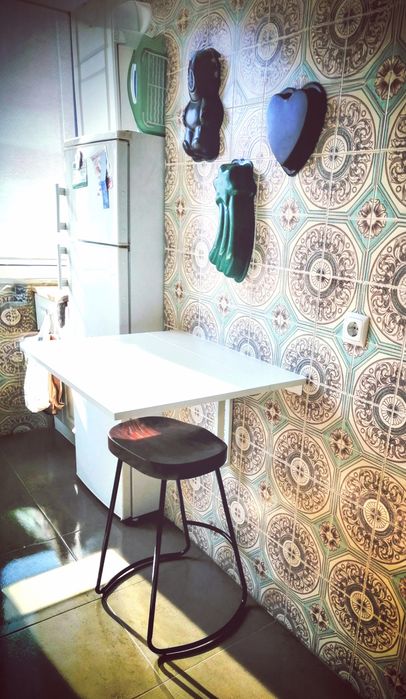 Mesa amovível com banco alto