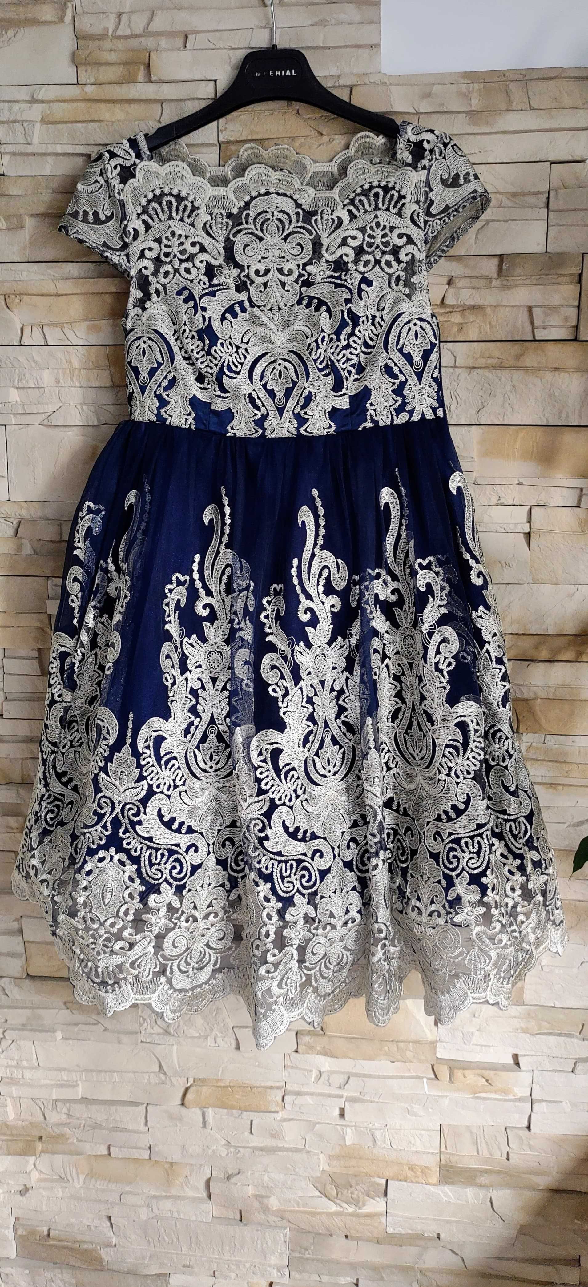 Sukienka Chi Chi London must have granatowa haftowana midi wesele