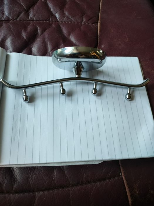 Chromowany wieszak do łazienki