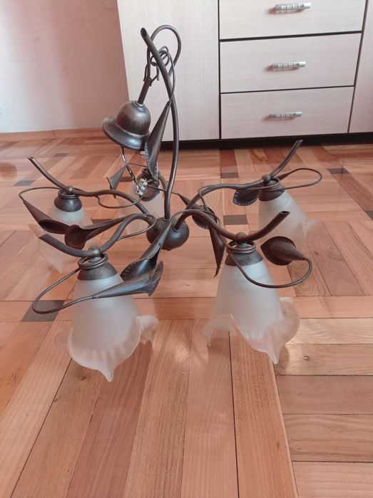 żyrandol i lampka