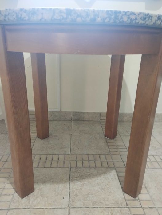Mesa redonda de Granito com pés de Madeira.