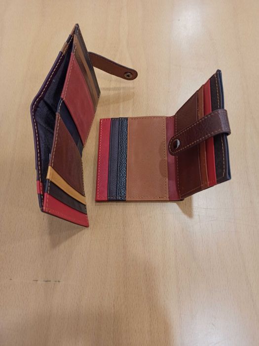 Carteira de diversas cores em pele (cabedal)