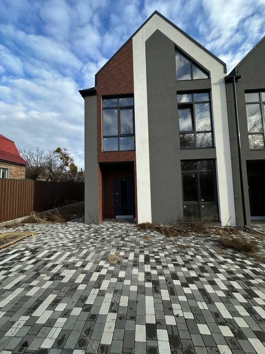 Сучасний таунхаус у Бучі — якісне будівництво та зручна локація!