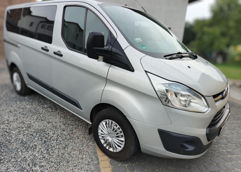 Przewóz osób oraz drobnych rzeczy samochodem klimatyzowanym 9 osobowy