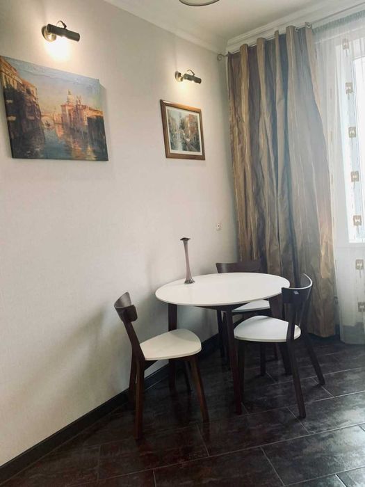 Продам 2 к.квартиру на Жуковского в сталинке. Ремонт. АГВ