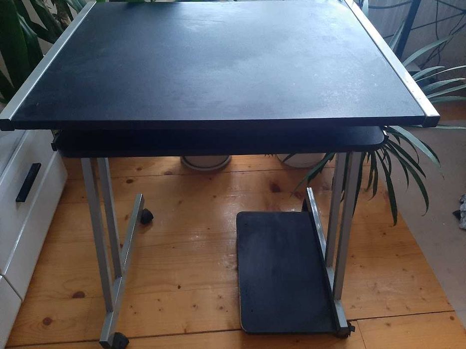 Шкільна парта. Кухонний стіл і куток, стіл-метелик комп'ютерний стіл