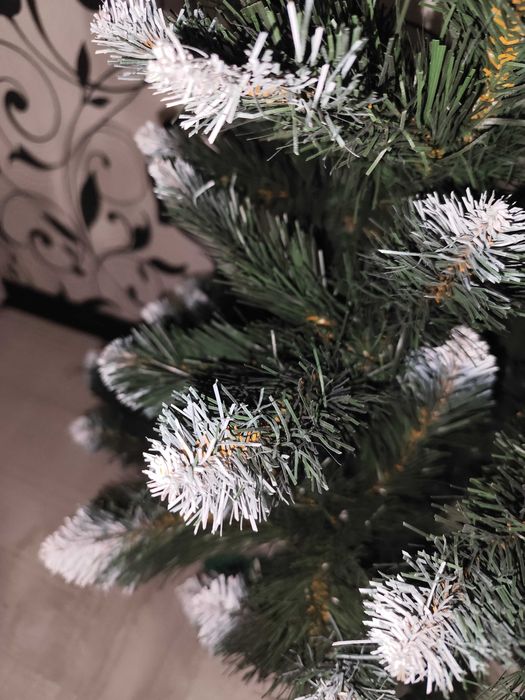 Затишна ялинка з засніженими кінчиками. Ідеальний стан!
