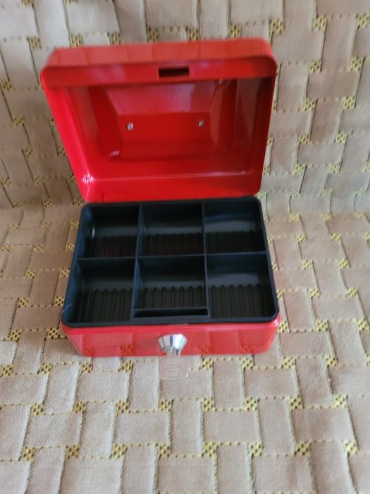 Продам сейф CASH  BOX