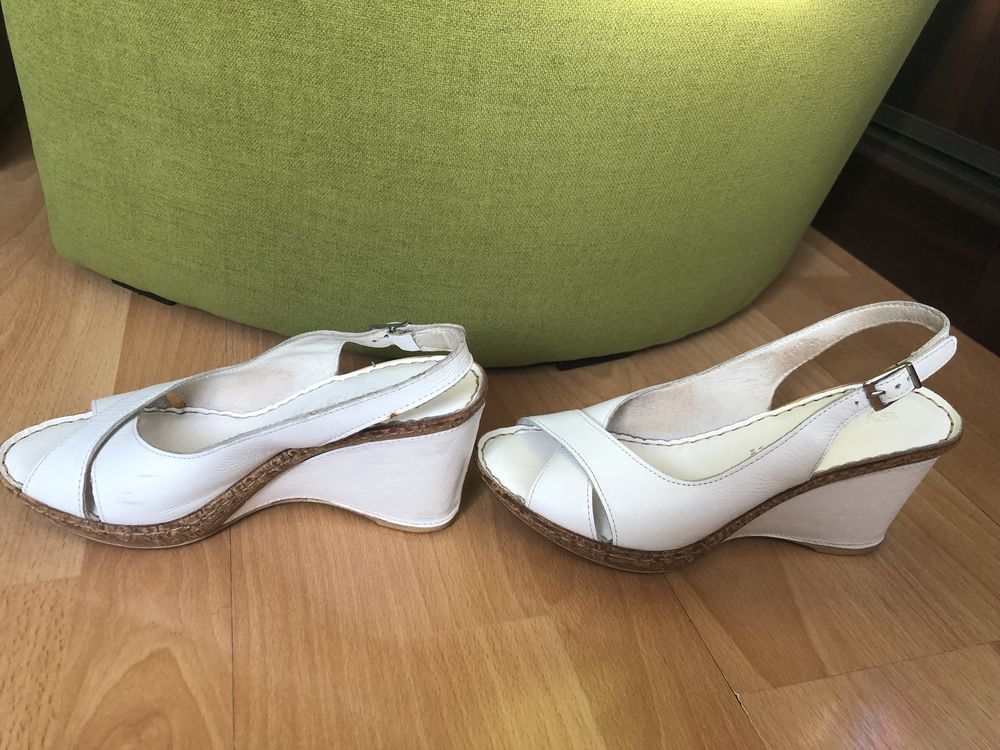 Skórzane buty na koturnie marki Syrena
