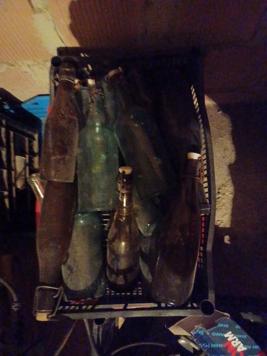 Stare butelki z korkami lub bez