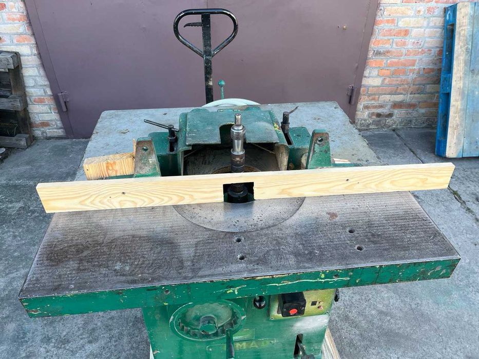 Станок верикально фрезерний..Фрезерний станок по дереву