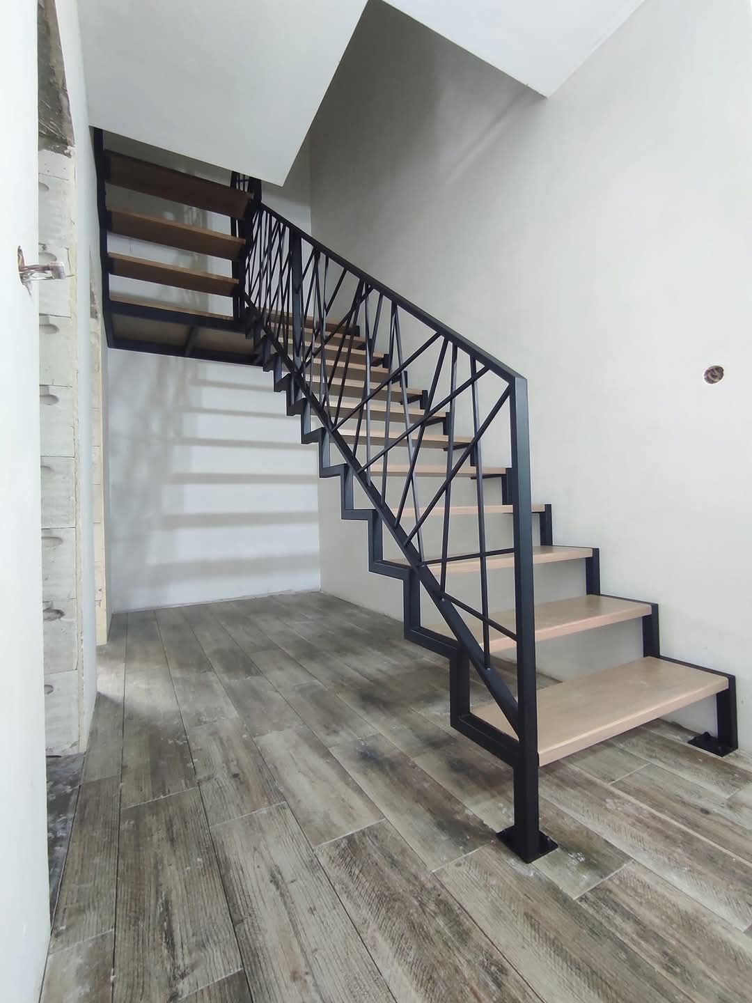 Schody wewnetrzne metalowe industrialne loft