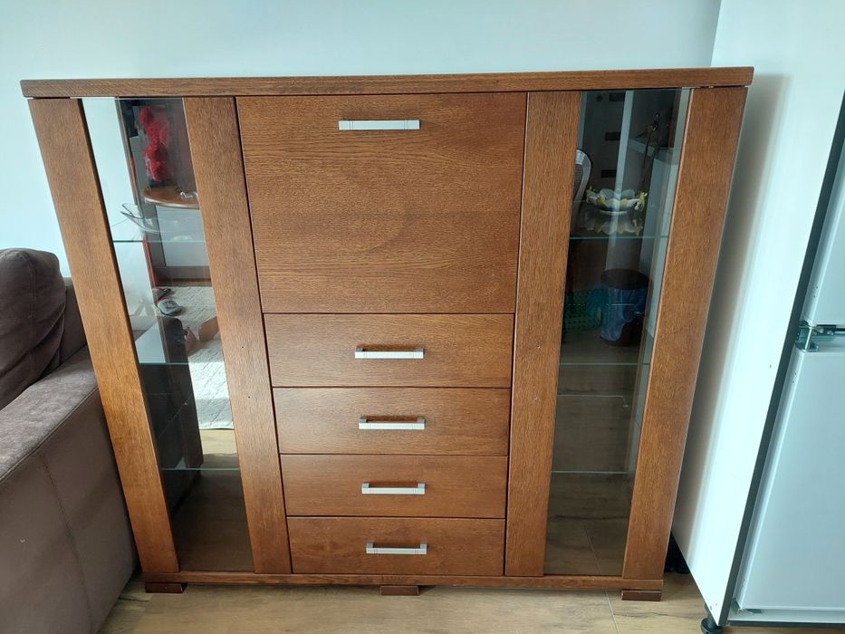 Komoda, witryna, regał z przeszkleniami.