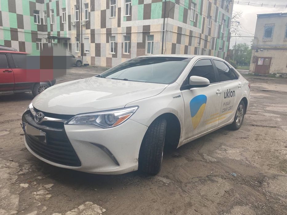 Аренда Toyota Camry Hybrid c брендом uklon