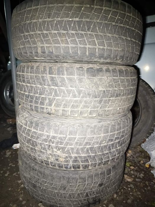 Зимова резина Bridgestone 235/60 r17