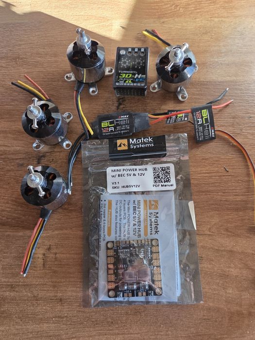 Lote Motores + ESCs + PDB Matek – RC / Drones / Multirrotores