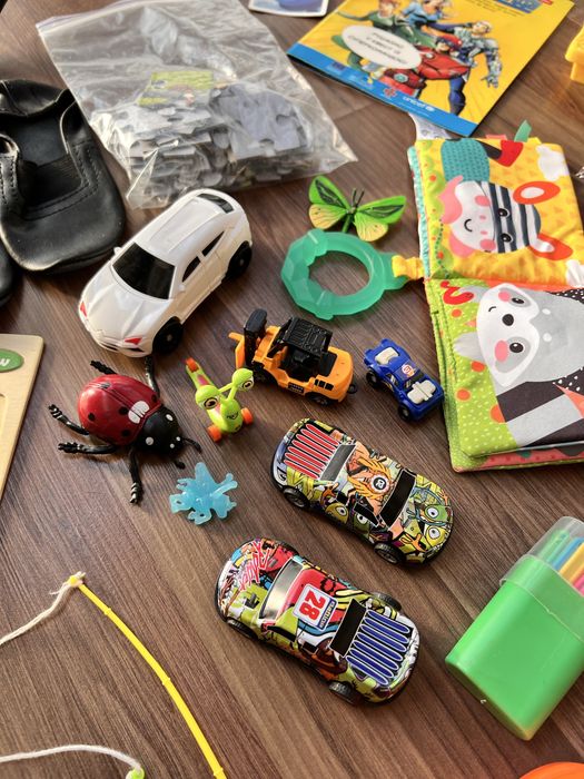 Іграшки, машинки, фігурки