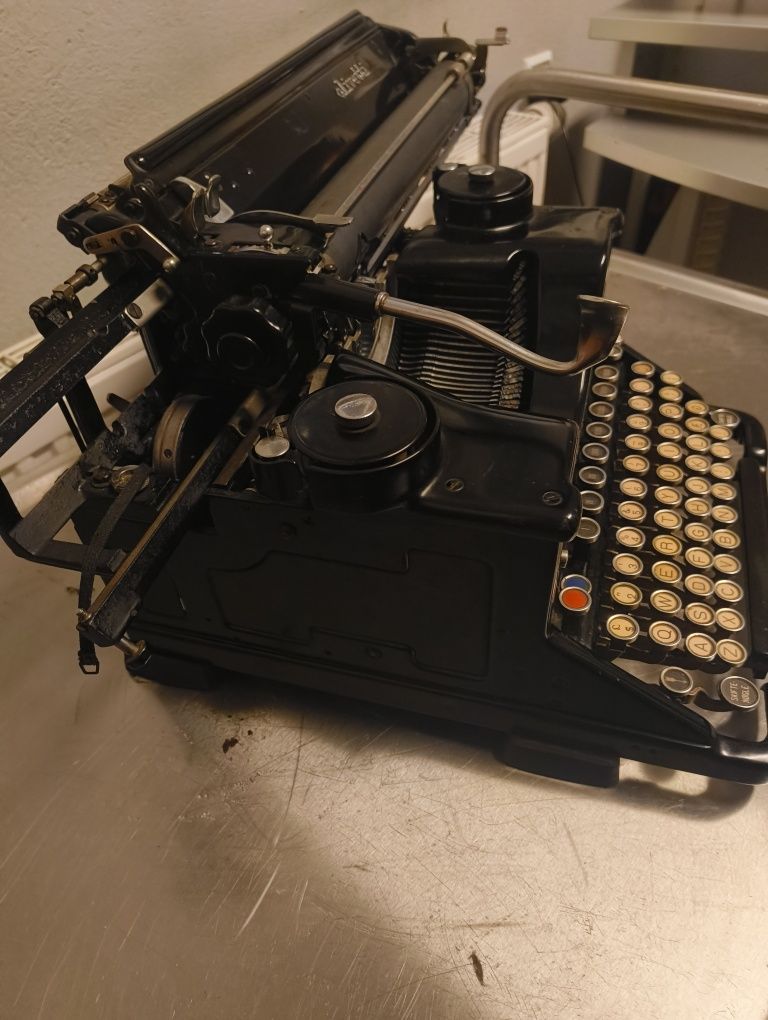 Maszyna do pisania Olivetti 40