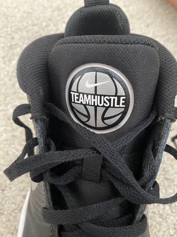 Sapatilhas Nike Team Hustle NOVAS.