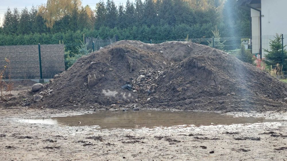 Oddam ziemie zmieszana z gruzem i gliną