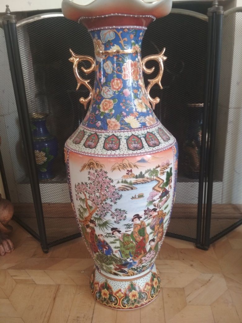 Большая красивая китайская ваза