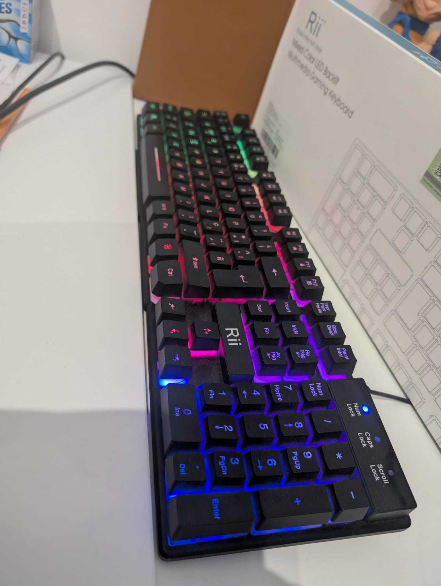 Teclado Gaming com luzes LED (Como Novo)