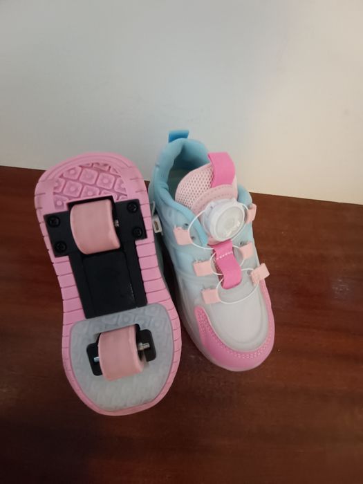 Sapatos com rodas e luzes criança