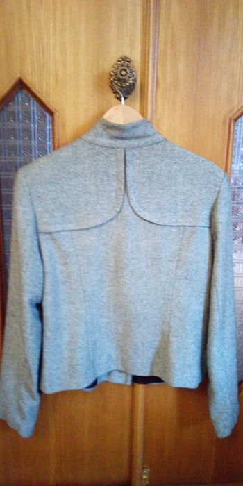 Короткий шерстяной двубортный пиджак