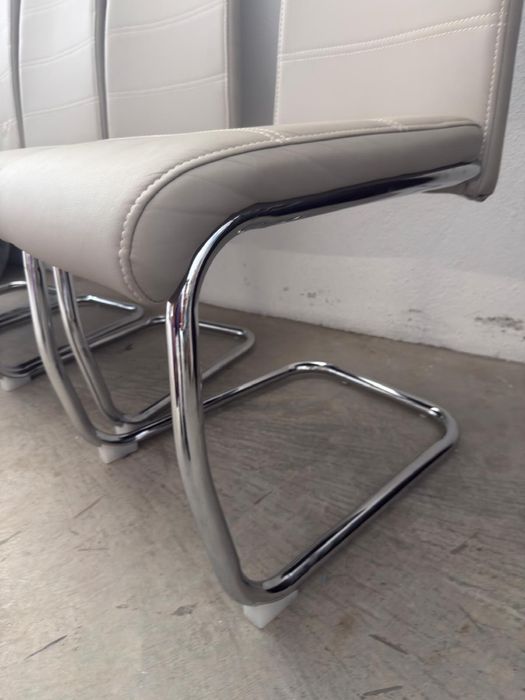 4 Cadeiras em couro sintetico