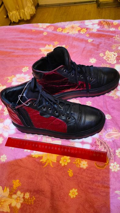 Ботинки Италия р.41 кожаные женские с бордовыми блестящими вставками