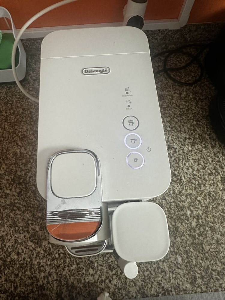 Máquina de Café DELONGHI Nespresso Lattissima One Evo EN510.W Branco