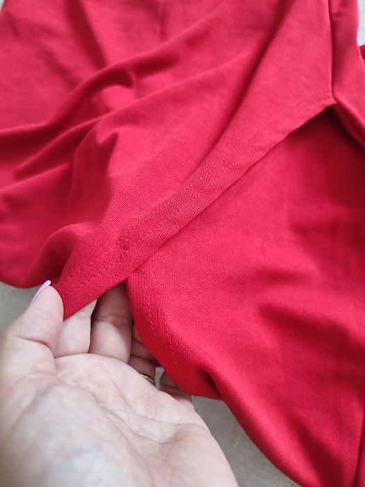 Nowa sukienka z rozporkiem na jedno ramię czerwona Wassyl