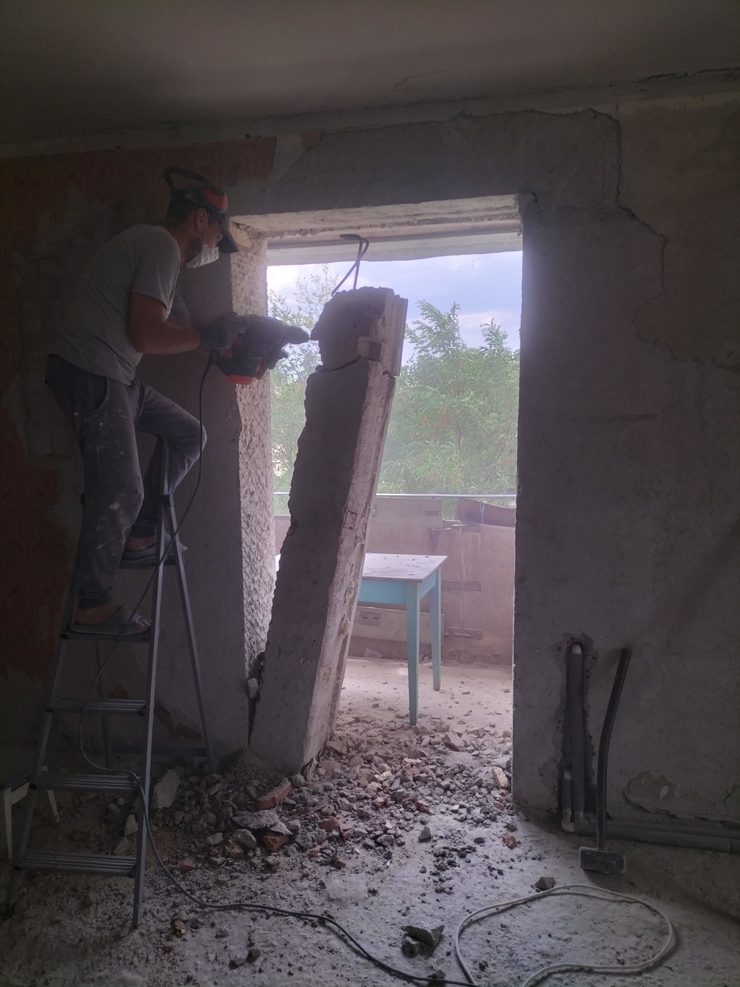 Демонтаж стін, балконних плит