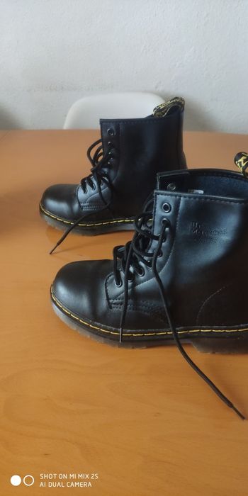 Botas pretas usadas uma vez